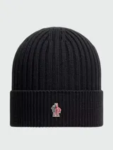 Gorro de lana tejido a punto acanalado, color marrón oscuro, con el logo de Moncler bordado en la parte frontal.