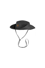 Sombrero de ala ancha color gris oscuro, con cordón ajustable y logo de la marca en el frente. Ideal para actividades al aire libre.