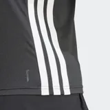 Remera deportiva Adidas de entrenamiento, color negro con las tres tiras características en blanco a los costados y logo de la marca en el pecho. Presenta cuello redondo, mangas cortas y tecnología de absorción de sudor.