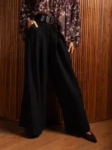 Pantalon tipo palazzo de corte amplio y tiro alto, con pinzas frontales, bolsillos laterales y cintura elástica.