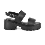 Sandalias color crema con plataforma y taco ancho, tiras anchas sobre el empeine y tobillo con hebilla ajustable.