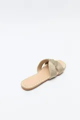 Sandalia baja dorada con capellada trenzada tipo cordón y suela con bordado a tono.