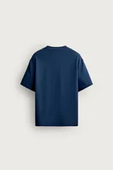 Remera relaxed fit confeccionada en algodón, con cuello redondo y mangas cortas de corte holgado.