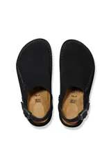 Zueco negro de gamuza con suela de corcho y tira trasera ajustable con hebilla.