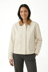 Campera corta de denim color crudo con cuello camisero de pana color marrón, cierre frontal oculto con solapa y botones a presión, y dos bolsillos frontales aplicados. Presenta costuras pespunteadas en tono tostado.