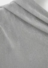 Camiseta de manga larga con diseño entallado, cuello asimétrico y detalle fruncido en el hombro.