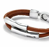 Pulsera doble de cuero color camel con piezas tubulares bañadas en plata de ley y cierre magnético.