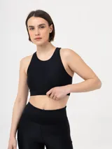 Top deportivo negro de corte alto, sin mangas y con espalda deportiva.
