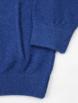 Campera de lana azul con cierre frontal y cuello alto.