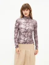 Polera de cuello alto con estampado de piel de serpiente en tonos lila y marrón.