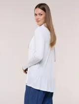 Cárdigan liviano blanco de punto acanalado, confeccionado en viscosa y elastano, con diseño de frente abierto, mangas largas entalladas y silueta fluida.