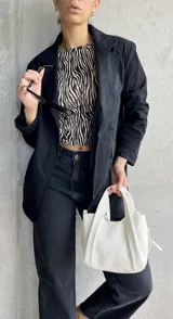 Blazer negro de corte clásico con solapas y cierre con un botón.