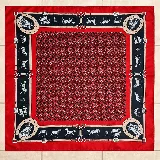 Pañuelo de seda de formato cuadrado, con diseño estampado de caballos, herraduras y cinturones sobre fondo rojo y negro.