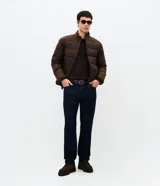 Pantalón de jean corte recto con lavado oscuro uniforme, confeccionado en algodón con elastano. Presenta cintura con presillas, cierre frontal con botón y cremallera, y bolsillos funcionales delanteros y traseros.