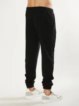 Pantalón de jogging gris con cintura elástica ajustable con cordón y puños ajustados.