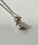 Collar de plata con cadena de eslabones y dije en forma de capullo de rosa colgante.