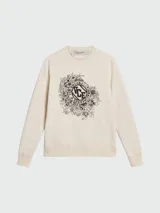 Buzo de algodón color crema con cuello redondo, mangas largas y puños acanalados. Presenta un estampado gráfico central en color negro con motivos florales y la inscripción 'Unconventional Heroes'.