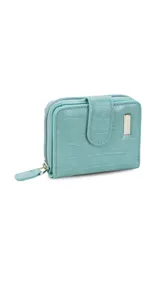 Billetera corta de símil cuero con textura croco, cierre perimetral y solapa con broche a presión. Cuenta con tarjeteros, visor, compartimento para billetes y bolsillo posterior con cierre.