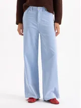Pantalón de corte wide leg confeccionado en corderoy color celeste, con tiro medio y diseño de cinco bolsillos.