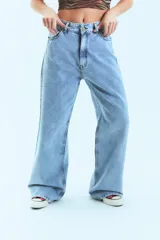 Pantalón de jean celeste con lavado ice, corte oversize y tiro medio alto.