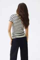 Remera entallada de punto suave acanalado, con diseño a rayas horizontales, manga corta y cuello redondo.