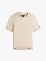 Chomba Tommy Hilfiger de color beige claro con textura de panal de abeja, cuello tipo polo con escote en V sin botones y manga corta.