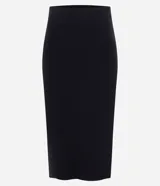 Pollera lápiz midi de tiro alto color negro, confeccionada en tejido de punto roma de algodón con elasticidad.