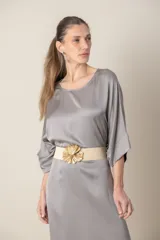 Vestido italiano tipo túnica de satén negro liso, de calce holgado.