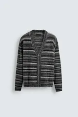Cárdigan de punto con diseño de rayas horizontales en tonos grises y negros. Presenta un corte relajado, cuello en pico, cierre frontal con botones y acabados en rib en puños y bajo.