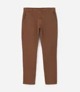 Pantalón de sarga para hombre, de corte recto y diseño básico. Cuenta con cintura fija con trabillas para cinturón, cierre frontal con cremallera y botón, y bolsillos laterales y traseros.