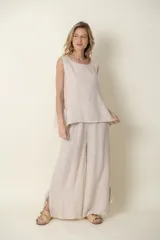 Pantalón palazzo de lino color beige, con cintura elastizada y lazo de seda en el bajo.