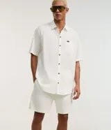 Bermuda masculina de corte recto y color beige, con cintura elástica, cordón ajustable y bolsillos laterales. Pertenece a la marca Ripping.