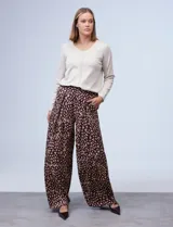 Pantalón palazzo de crepe estampado, marca Cupio, con pretina trasera elastizada, plisado delantero y bolsillos laterales.