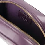 Bandolera mini color púrpura, con diseño acolchado en forma de chevron y correa de cadena dorada regulable. Tiene cierre superior y bolsillo interno con cierre.