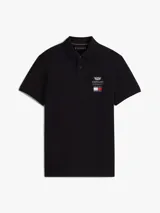 Chomba de algodón elástico con cuello polo y cartera de tres botones. Presenta un diseño de corte regular con cuello y puños de punto canalé, destacando por el logo colaborativo de Tommy Hilfiger y Cadillac Formula 1 en el pecho.