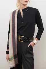 Remera de manga larga en color rosado, con cuello redondo y cierre frontal parcial con botones. Presenta un diseño de corte recto y estilo minimalista.