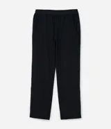 Pantalón deportivo masculino de microfibra color negro, corte recto, con cintura elástica y bolsillos con cremallera. Confeccionado en poliéster y elastano.