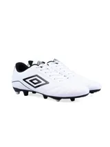Championes de fútbol Umbro modelo Classico III HG para hombre, color azul marino con detalles y logo en naranja. Presentan una suela con tapones moldeados fijos (HG) para césped firme.