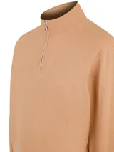 Sweater de punto color tostado, con cuello alto y medio cierre frontal, de manga larga y diseño regular.