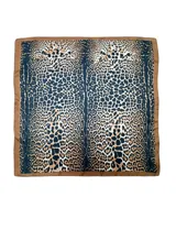 Pañuelo cuadrado de satén con estampado animal print en tonos marrones y negros, con terminación deflecada.