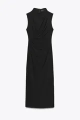 Vestido midi de color negro, con cuello subido y diseño sin mangas. Presenta un detalle de drapeado lateral en la parte delantera y cierre de cremallera oculta en la espalda.