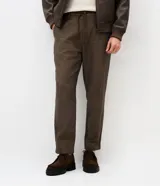 Pantalón masculino relaxed en oxford de algodón blanco, con bolsillos delanteros y traseros, cintura con trabillas y cordón de ajuste.