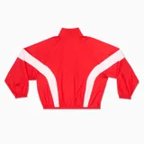 Campera Puma modelo Wardrobe Essentials, color rojo con bandas blancas en las mangas y el torso, cuello semi-alto y cierre frontal. Incorpora tecnología windCELL para protección contra el viento y cuenta con el logo de la marca bordado en el pecho.