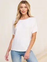 Buzo tejido de punto fino Allie Rose, color blanco, de silueta suelta y relajada con textura acanalada horizontal. Presenta escote redondo amplio, mangas cortas holgadas de corte caído y ruedo recto.