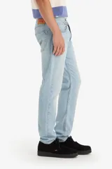 Pantalón de jean celeste claro, corte slim fit y tiro medio.