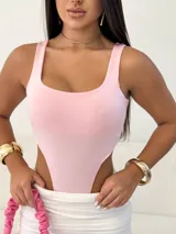 Body rosado de breteles con escote cuadrado y corte cavado en la cadera.