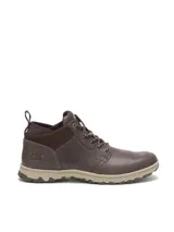Bota de caña baja Caterpillar modelo Wrest, color marrón, confeccionada en cuero de grano completo con detalles en gamuza, cordones bicolor, suela de goma duradera y entresuela de espuma Ease con logo de la marca grabado en el lateral y la lengüeta.