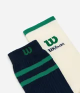 Kit de dos pares de medias deportivas de caña larga. Un par es blanco con el logo "W" de Wilson en verde y el nombre "Wilson" en azul, y el borde superior en verde. El otro par es azul marino con dos rayas verdes en la parte superior y el logo "W" de Wilson en verde en el lateral. Confeccionadas en algodón, poliamida y elastano.