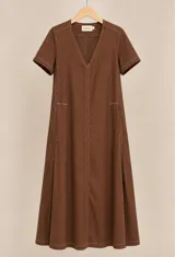 Vestido midi de denim negro lavado, de manga corta, con escote en V y bolsillos laterales.