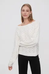 Sweater de tejido calado con diseño de fantasía, corte holgado, cuello bote y mangas largas.
